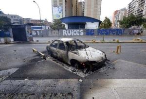 Así incendiaron los “colectivos de paz” un carro en Los Ruices (Video)