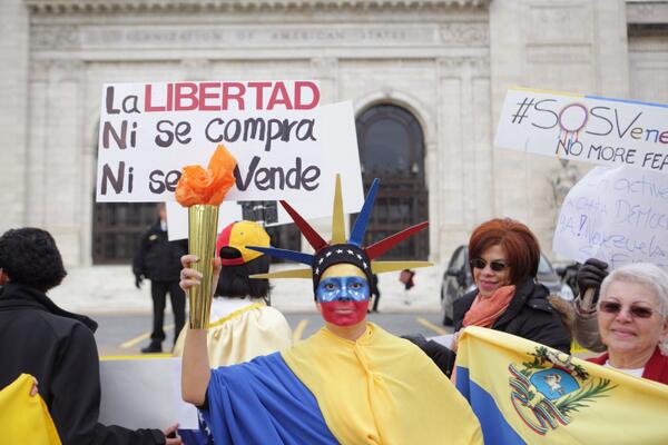 Así protestaron venezolanos antes la puertas de la OEA en Washington (Fotos)
