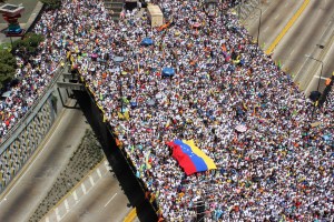 Multitudinaria marcha de la oposición en Caracas (Fotos y Video)