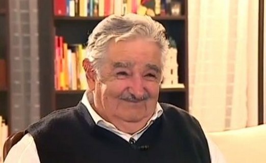 Pepe Mujica utiliza sus encantos con una periodista (Video)