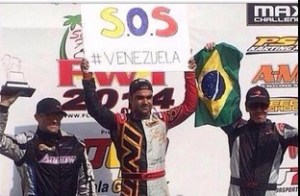 El piloto venezolano de F Kart, Luis Schiavo, ganó y alzó su #SOSVenezuela