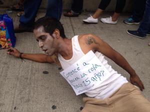 Los zombies también protestan en supermercados de Caracas (Fotos)