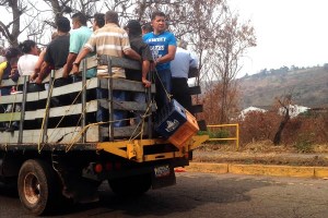 Camiones particulares prestan servicio de transporte público en el Táchira