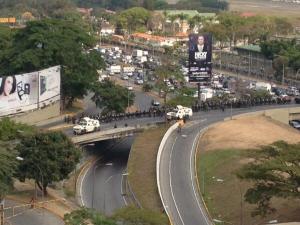 Manifestantes colocan barricadas en Altamira (Fotos)