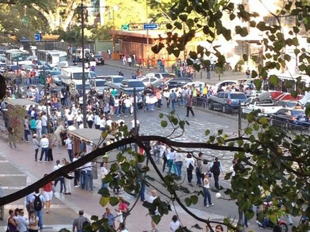 Manifestantes cierran Av. Francisco de Miranda (Fotos)