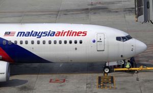 El avión de Malaysia pudo haberse desintegrado en el aire