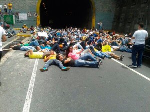 Barricadas humanas en la autopista Prados del Este #18M (Fotos)