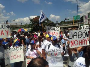 Manifestantes rechazaron la escasez en Ciudad Banesco (Fotos)