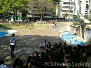 Estudiantes de Ciencias Sociales ven clases en Plaza Altamira (Foto)