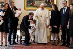 Niño regala un dinosaurio de juguete al papa Francisco