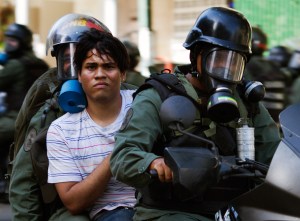 Continúan detenidas 88 personas por manifestar contra Maduro