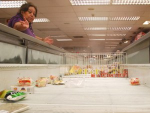 Escasez de productos básicos se acentúa en supermercados de Valencia