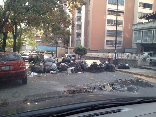 La Urbina amaneció con barricadas (Fotos)
