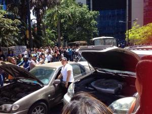 Manifestantes trancan Av. Francisco de Miranda frente a Centro Lido (Fotos)