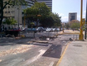 Reportan barricada y vidrios en la avenida Luis Roche (Foto)