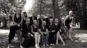 Una mujer es diagnosticada con cáncer de mama y sus amigas se solidarizan ella (Conmovedor video)