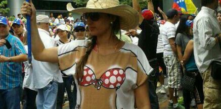 Esta mamacita lleva la mejor pancarta de este “Carnaval” (Foto)
