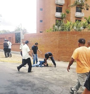 Grabar y fotografiar fue suficiente para que bombero agrediera a periodista de Globovisión