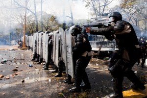 Chavismo reclama a la Unión Europea levantar prohibición de exportación de armas, municiones y antimotines