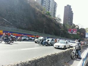 Fuerte cola en la Autopista Prados del Este por protesta (Fotos)