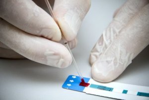 Científicos buscan replicar terapia que curó del VIH a paciente de Berlín