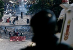 GNB lanza perdigones y lacrimógenas contra vecinos en San Cristóbal