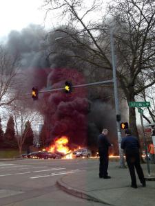 Dos personas fallecieron tras estrellarse helicóptero en Seattle (Fotos)