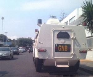 Tanqueta de la GNB embistió puesto de bachaqueros de gasolina en Maracaibo (VIDEO)