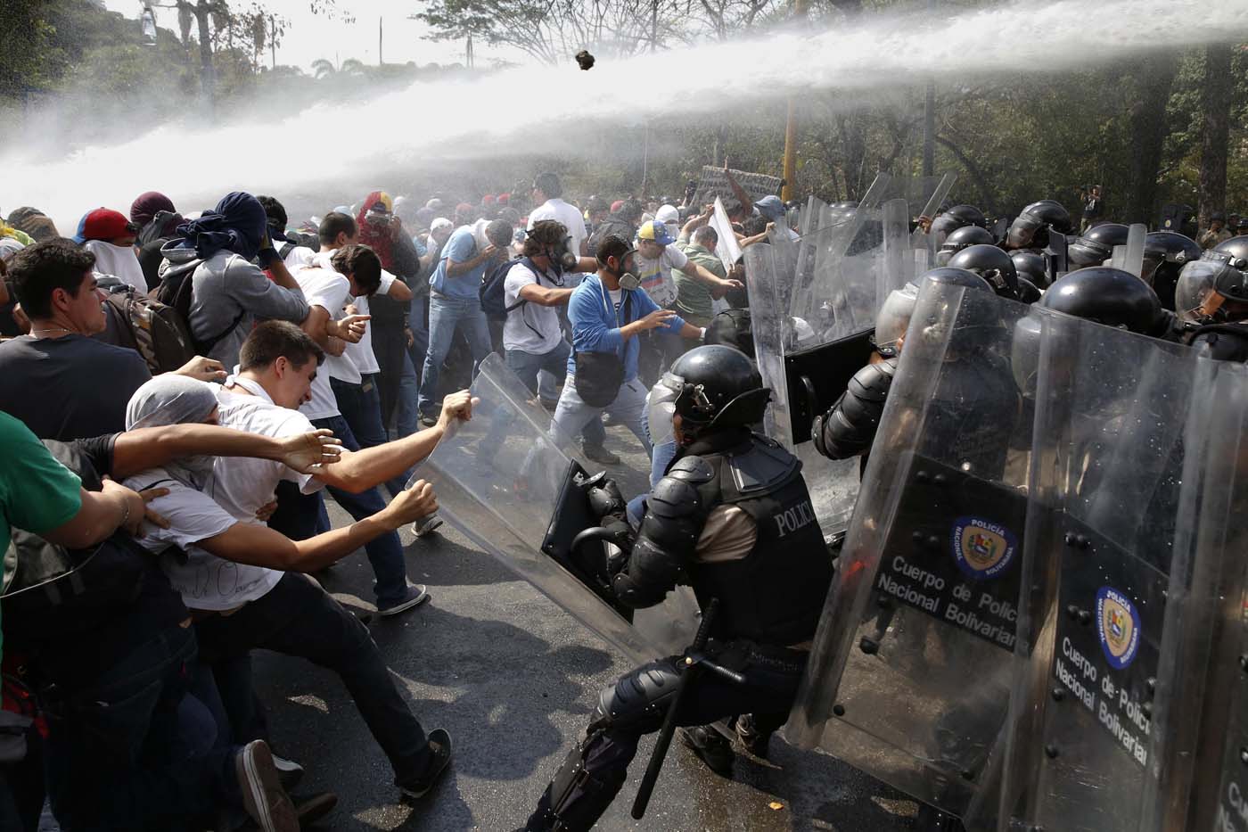 Las fotos de la brutal represión en la UCV que recorren el mundo