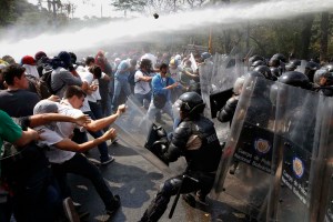 Las fotos de la brutal represión en la UCV que recorren el mundo