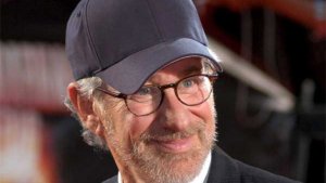 Un controvertido video muestra a Steven Spielberg fumando marihuana
