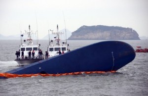 Buzo encuentra cuerpos de niños unidos por chaleco salvavidas en ferry surcoreano