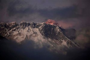 Alud en el Everest deja al menos 12 guías muertos (Fotos)