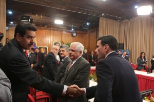 El apretón de manos entre Maduro y Capriles (Foto)