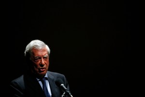 Vargas Llosa: Venezuela se equivocó al votar por Chávez, que dejó una “catastrofe económica”