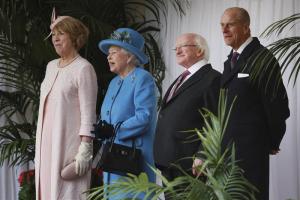 Isabel II recibe al presidente de Irlanda en una visita sin precedente