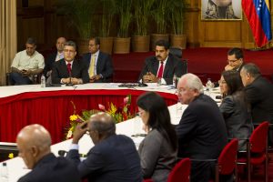 Maduro dice que “no hay negociaciones ni pactos” e insiste en un camino de “tolerancia” política