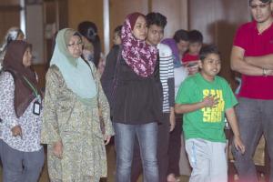 Familiares de los pasajeros del vuelo MH370 se concentran en la Embajada de Malasia