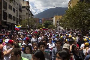 A pesar del debilitamiento de sus instituciones, en Venezuela se registra mayor apoyo a la democracia (Estudio)