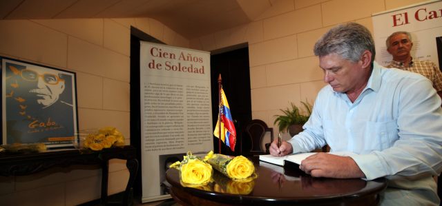  El primer vicepresidente cubano, Miguel Díaz-Canel Bermúdez, firma hoy, viernes 25 de abril de 2014, el libro de condolencias abierto por la muerte del premio Nobel de Literatura Gabriel García Márquez, en la Embajada de Colombia en La Habana (Cuba)