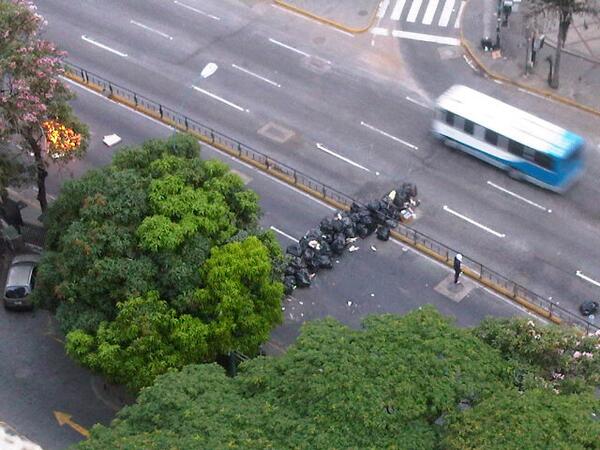 Detienen a una persona por armar “barricadas” en la Francisco de Miranda este #29A