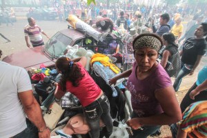 Incendio y saqueadores arrasan con una feria en Puerto Ordaz (Fotos)