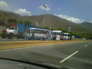 Accidente en la autopista Regional del Centro deja tres muertos y 14 heridos