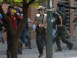 Fiscalía investiga a 97 militares y policías por excesos en protestas