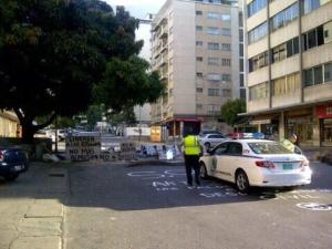 Varias barricadas restringen el paso en Los Palos Grandes (Fotos)