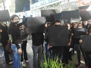 Protesta silenciosa de madres y padres en la avenida Francisco de Miranda (Fotos)