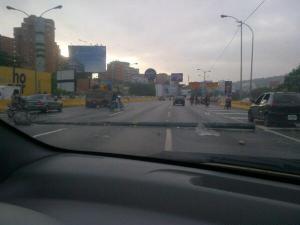 Barricada en la autopista Francisco Fajardo restringe el paso #25A (Fotos)
