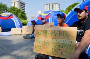 Estudiantes instalaron campamento en Plaza República por la Libertad y la Justicia