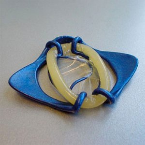Presentan el primer preservativo que se pone con una sola mano