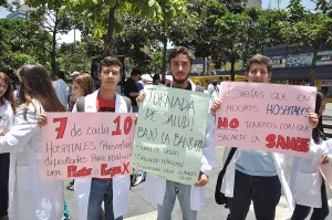 Estudiantes de medicina de la UCV tomaron la Plaza Brión de Chacaíto (Fotos)